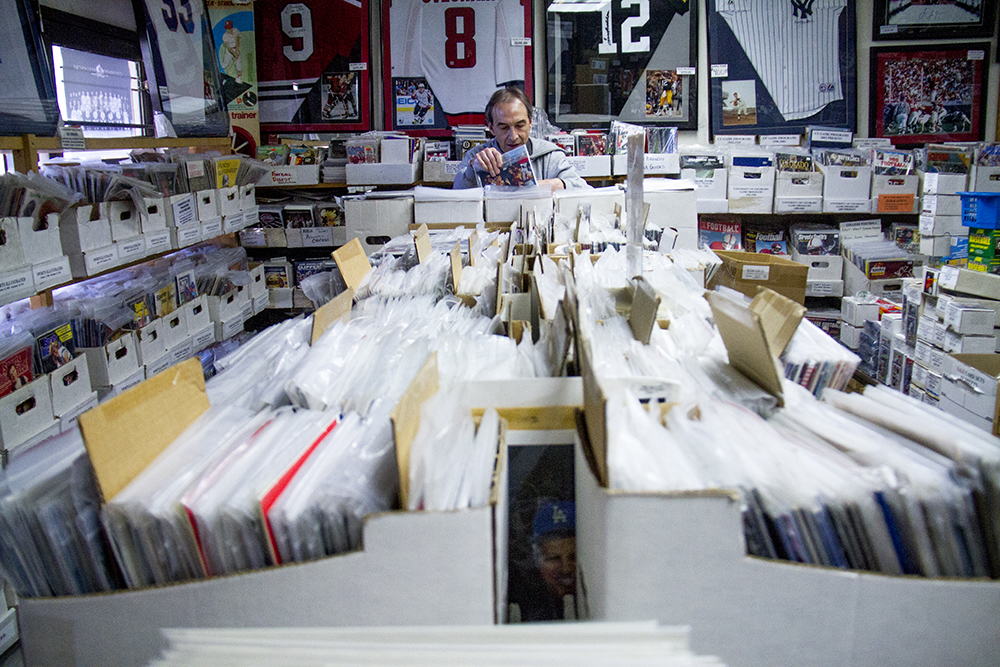 Bill Vizas, owner of Bill's Sports Collectibles at 2335 South Photo  d'actualité - Getty Images