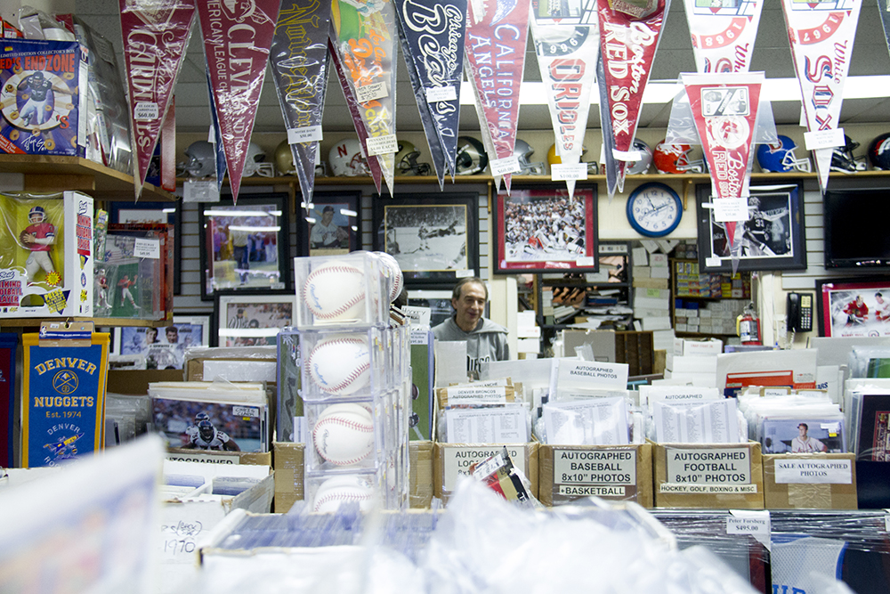 Bill Vizas, owner of Bill's Sports Collectibles at 2335 South Photo  d'actualité - Getty Images