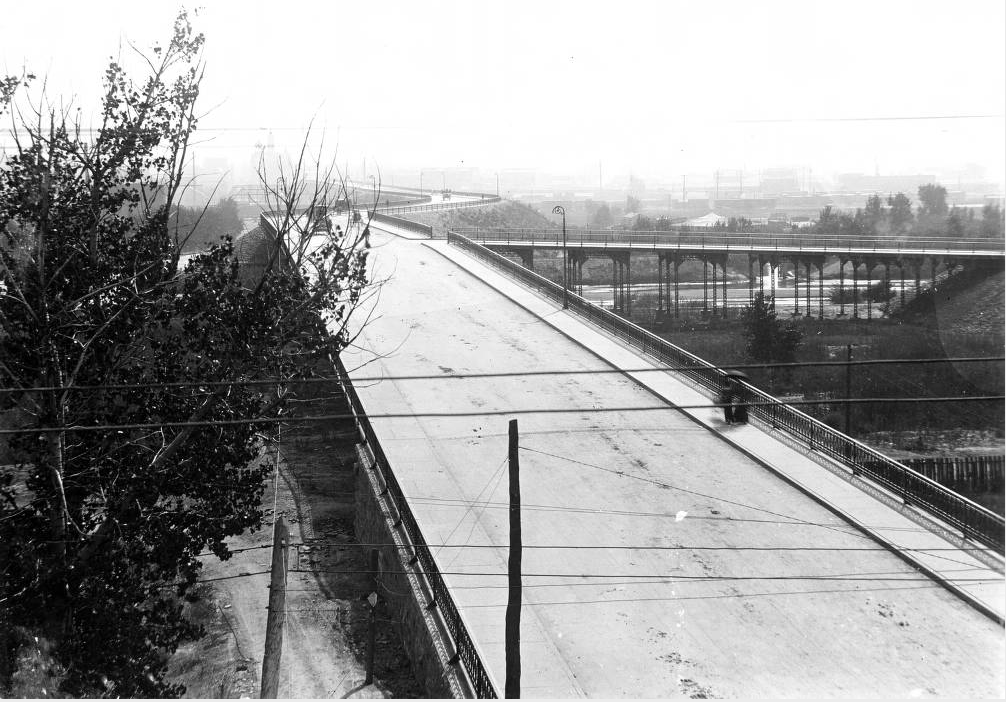 Horse-drawn carriages cruise down the center of the 14th Street Viaduct while pedestrians take the sidewalk in 1899. Speer Boulevard replaced the structure. (Western History and Genealogy Department/Denver Public Library)