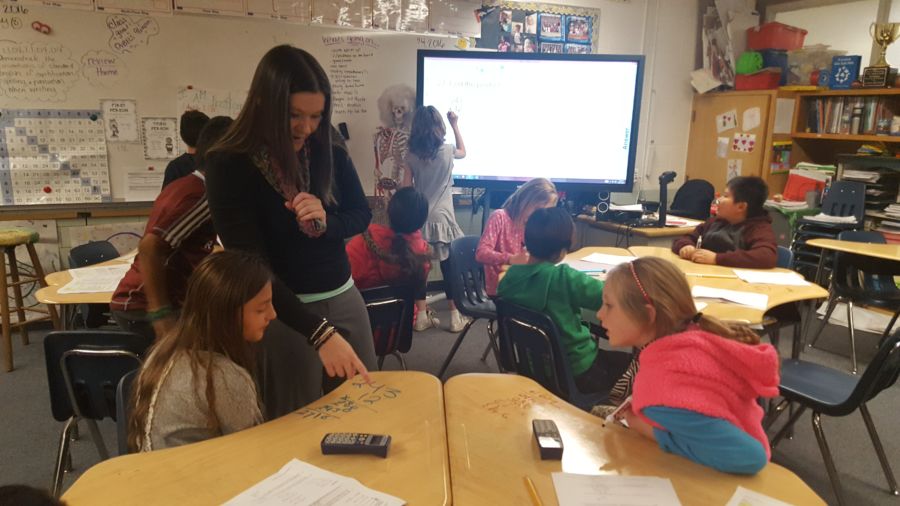 Teacher Amy Adams walks around her classroom checking on students working independently on math at Flynn Elementary School in Westminster. (Yesenia Robles/Chalkbeat)