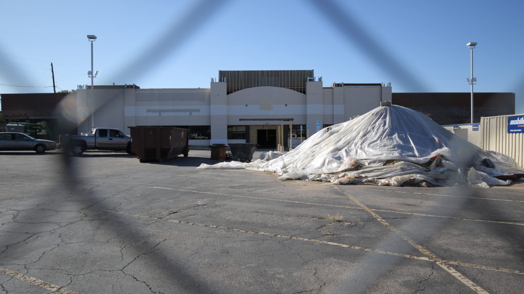 The vacant Safeway on Hampden Avenue near I-25 is undergoing renovations on Aug. 28, 2019. (Kevin J. Beaty/Denverite)