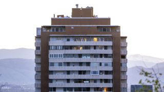 An apartment building near Cheesman Park. May 7, 2020. (Kevin J. Beaty/Denverite)