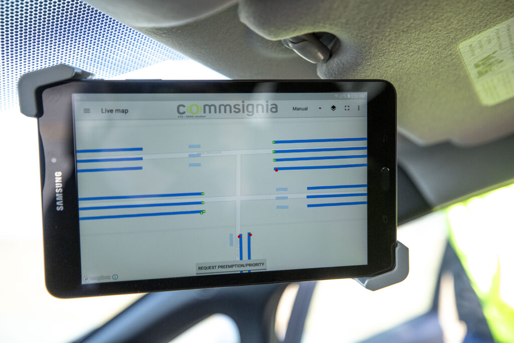 Une tablette dans l'un des Denver "véhicules connectés" qui peut parler aux feux de signalisation.  11 février 2021.