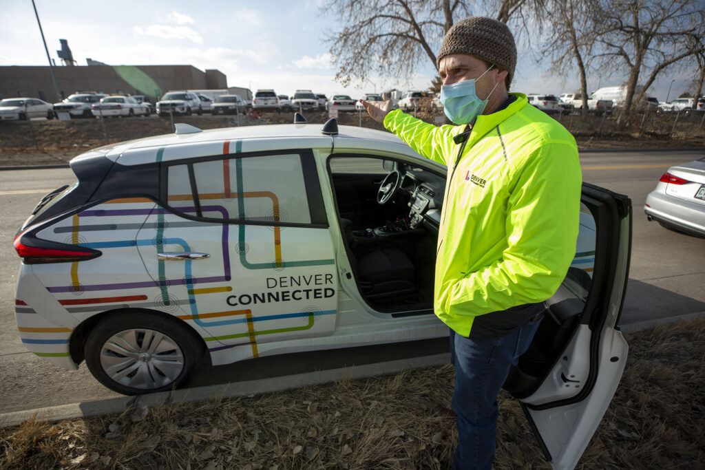 Michael Finochio, ingénieur des transports au ministère des Transports et de l'Infrastructure de Denver, montre l'un des "véhicules connectés" qui peut parler aux feux de signalisation.  11 février 2021. 11 février 2021.