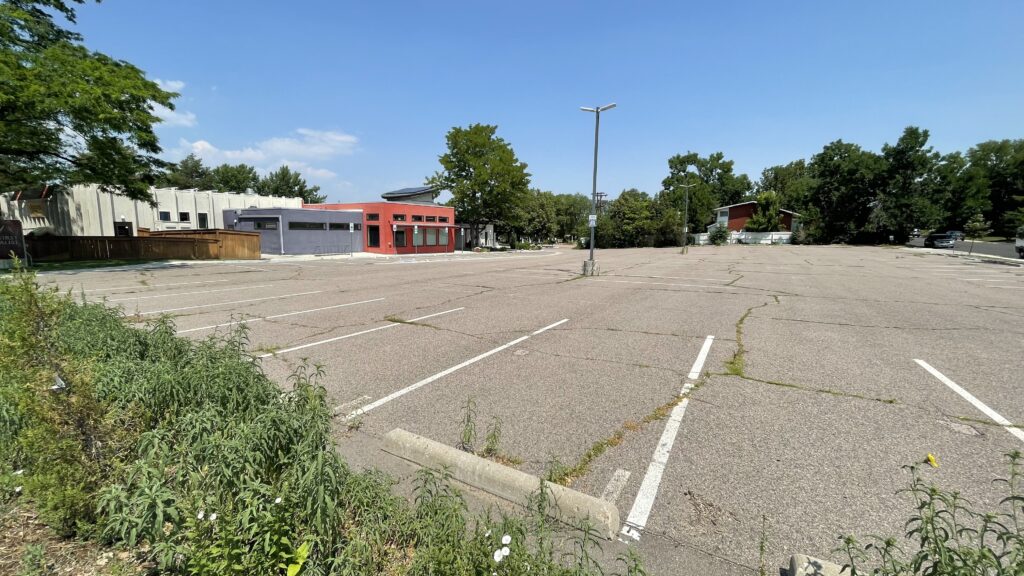 The parking lot at First Universalist Church in the University Hills neighborhood. (Esteban L. Hernandez/Denverite)