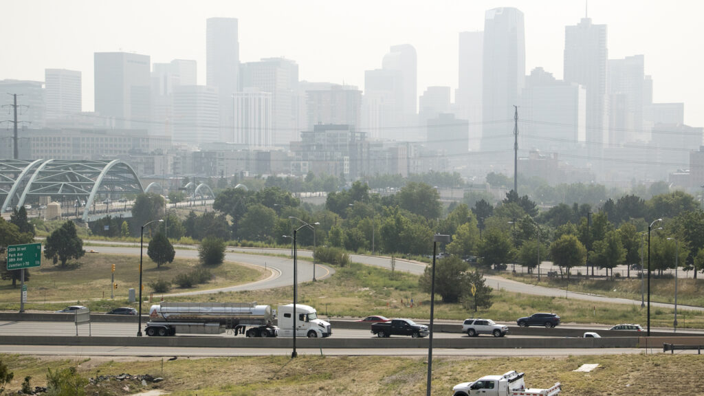 La calidad del aire en Denver es obviamente no muy buena el 20 de agosto de 2018.