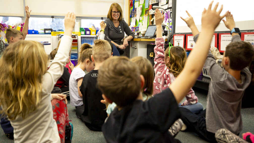 Terri Ruffennach responde a las preguntas de sus alumnos de segundo grado en la escuela primaria Carson, el 13 de marzo de 2020. (Kevin J. Beaty/Denverite)