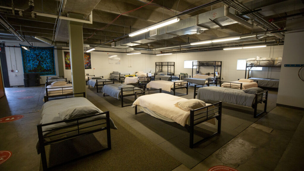Camas en el Santuario de Sinton, el refugio para mujeres mayores en el edificio de Volunteers of America en Santa Fe Drive en el vecindario de Lincoln Park en Denver. 14 de agosto de 2020.