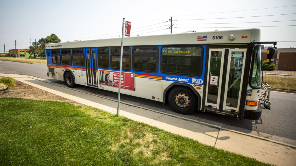 Un autobús de RTD se aleja de una parada en 47th Avenue en Montbello. 10 de agosto de 2021.