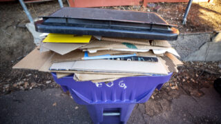 Un contenedor de reciclaje lleno en el vecindario Country Club de Denver. 15 de febrero de 2022.