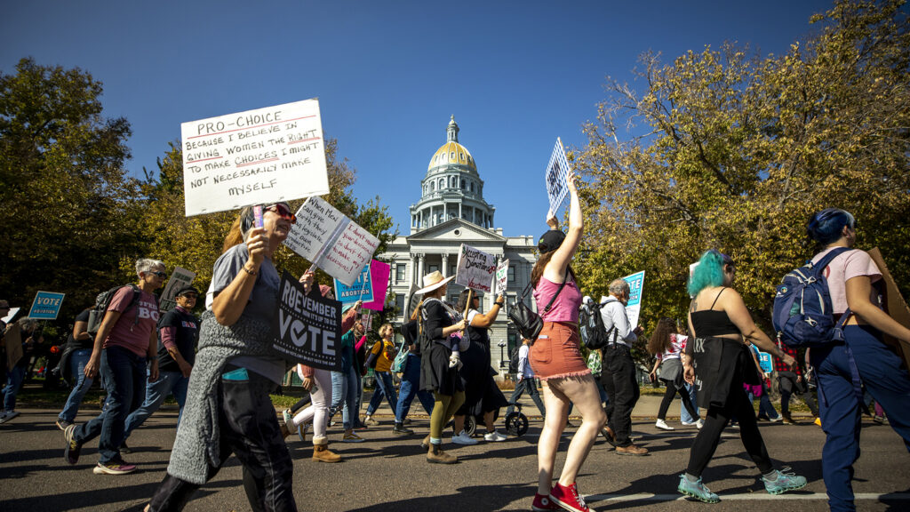 La Marcha de las Mujeres en Denver se abre camino alrededor del Capitolio el 8 de octubre de 2022.