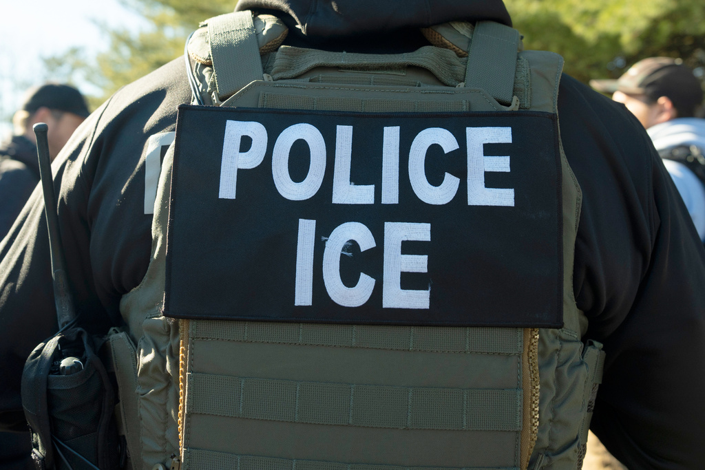 Denver police could arrest masked ICE agents under proposed law