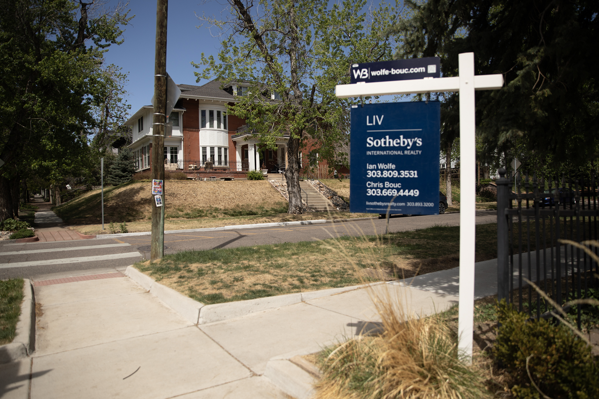 Whether it's a buyers' or sellers' market, home sales are dropping
